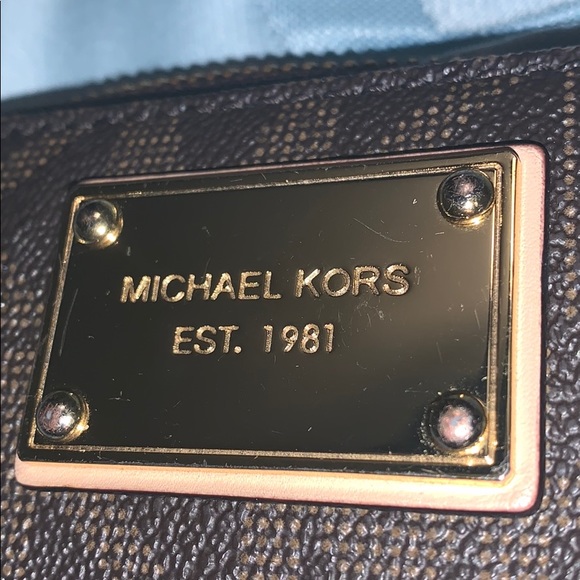 ❌SOLD❌ Michael Kors Wallet - Picture 2 of 8